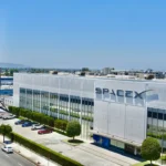 馬斯克最新演講公布 SpaceX 每年生產 1000 艘星艦計畫，目標火星移民。Optimus 機器人、Starlink 星鏈技術、猛禽 3 號引擎成亮點，2025 年發射窗口搶先機會。