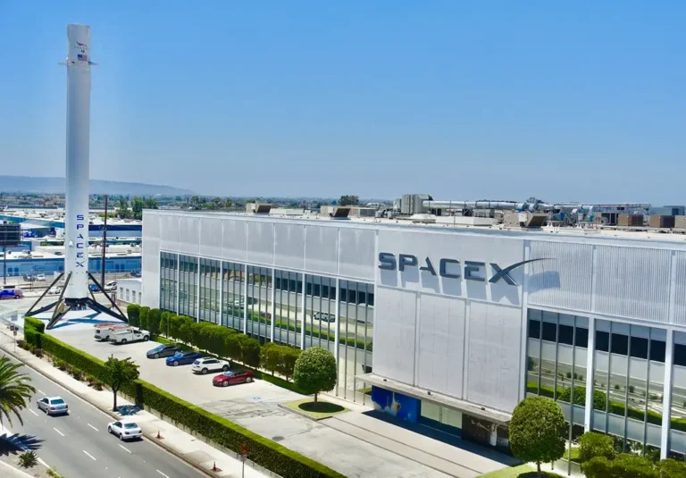 馬斯克最新演講公布 SpaceX 每年生產 1000 艘星艦計畫，目標火星移民。Optimus 機器人、Starlink 星鏈技術、猛禽 3 號引擎成亮點，2025 年發射窗口搶先機會。