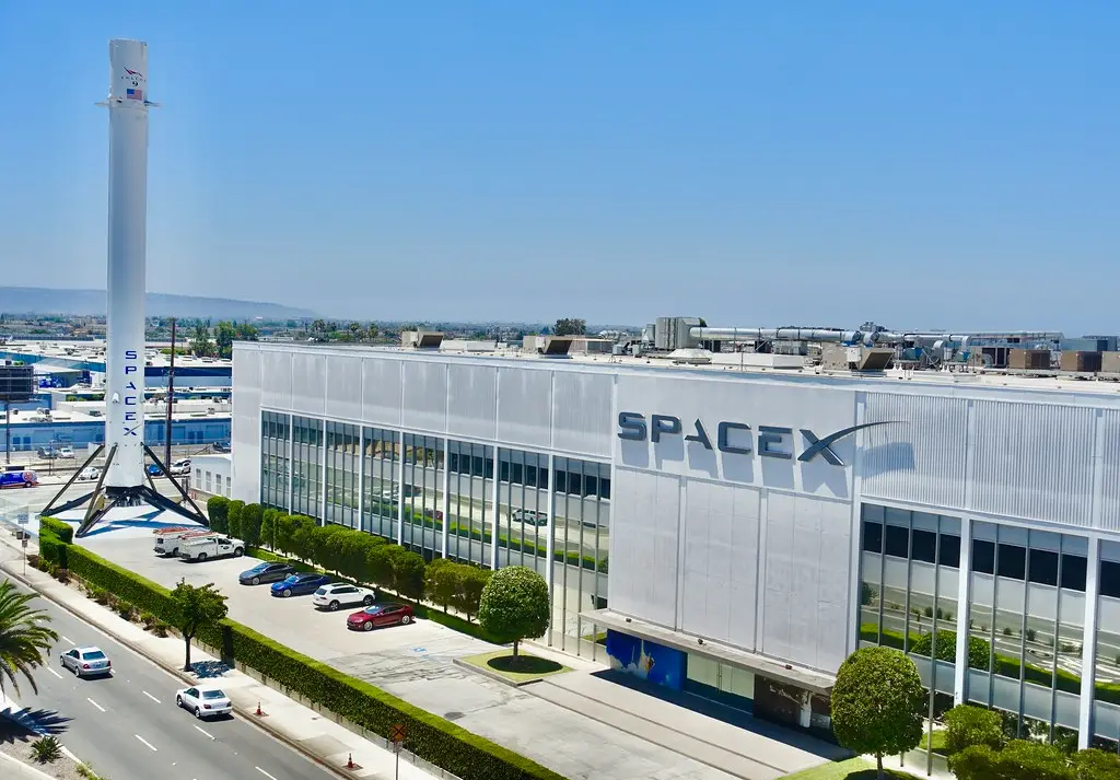 馬斯克最新演講公布 SpaceX 每年生產 1000 艘星艦計畫，目標火星移民。Optimus 機器人、Starlink 星鏈技術、猛禽 3 號引擎成亮點，2025 年發射窗口搶先機會。