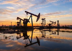 OPEC+決議大幅增產導致國際油價重挫逾4%，市場憂心供過於求持續惡化，布蘭特與WTI油價跌至近四年低點