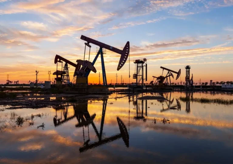 OPEC+決議大幅增產導致國際油價重挫逾4%，市場憂心供過於求持續惡化，布蘭特與WTI油價跌至近四年低點