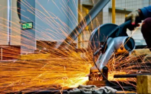 2025年第1季美國勞工生產力下降0.8%，3年來首見，單位勞動成本飆升5.7%，關稅推高企業成本，利潤率承壓。聯準會警告通膨風險上升