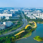 南科前4月營收逼近兆元大關，年增近六成，受益於AI與高效能運算（HPC）需求強勁，積體電路與AI伺服器需求齊飛，帶動台灣高科技產業快速成長。