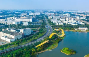 南科前4月營收逼近兆元大關，年增近六成，受益於AI與高效能運算（HPC）需求強勁，積體電路與AI伺服器需求齊飛，帶動台灣高科技產業快速成長。