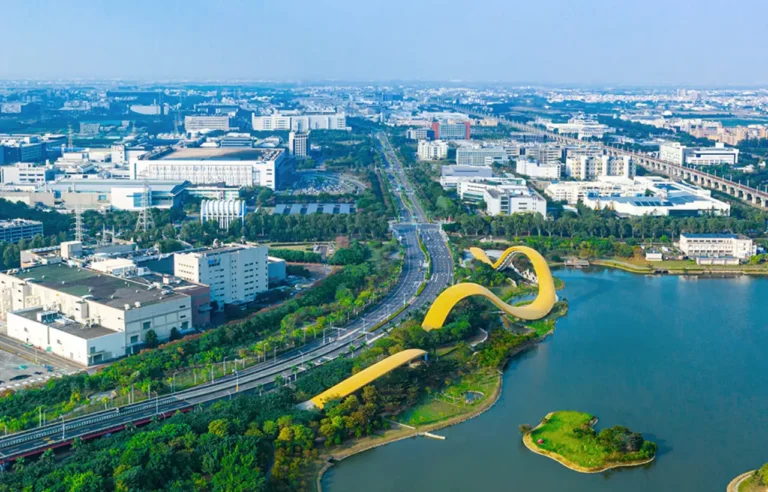 南科前4月營收逼近兆元大關，年增近六成，受益於AI與高效能運算（HPC）需求強勁，積體電路與AI伺服器需求齊飛，帶動台灣高科技產業快速成長。