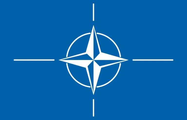 北約32國達成歷史協議，2035年前軍費提升至GDP 5%，超越原2%門檻，強化對俄羅斯威脅的防衛力。川普支持第五條款，北約迎來重大戰略轉型。