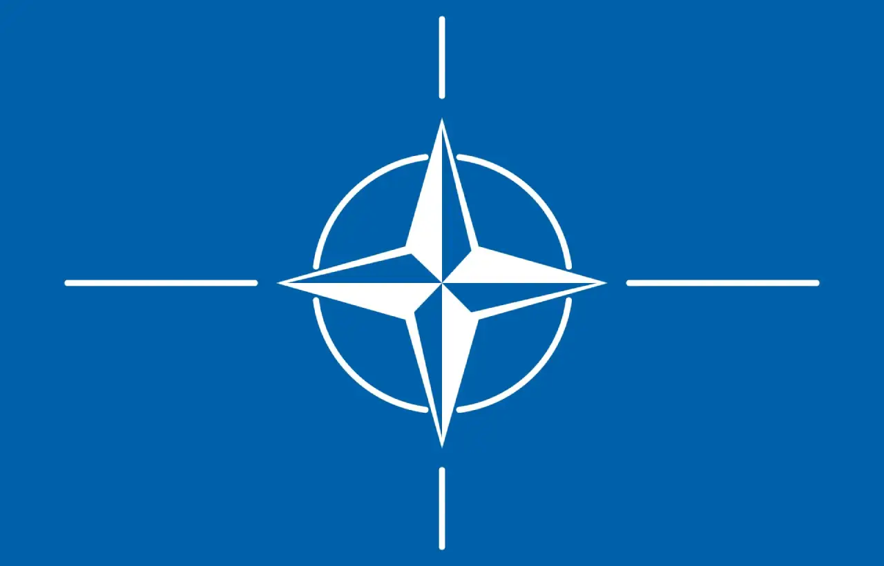 北約32國達成歷史協議，2035年前軍費提升至GDP 5%，超越原2%門檻，強化對俄羅斯威脅的防衛力。川普支持第五條款，北約迎來重大戰略轉型。