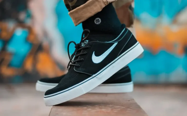 Nike 最新財報淨利暴跌 86%，營收創兩年新低，但股價卻暴漲超過 15%。投資人看好轉型潛力與新策略推動力，市場對後續營運改善充滿期待。